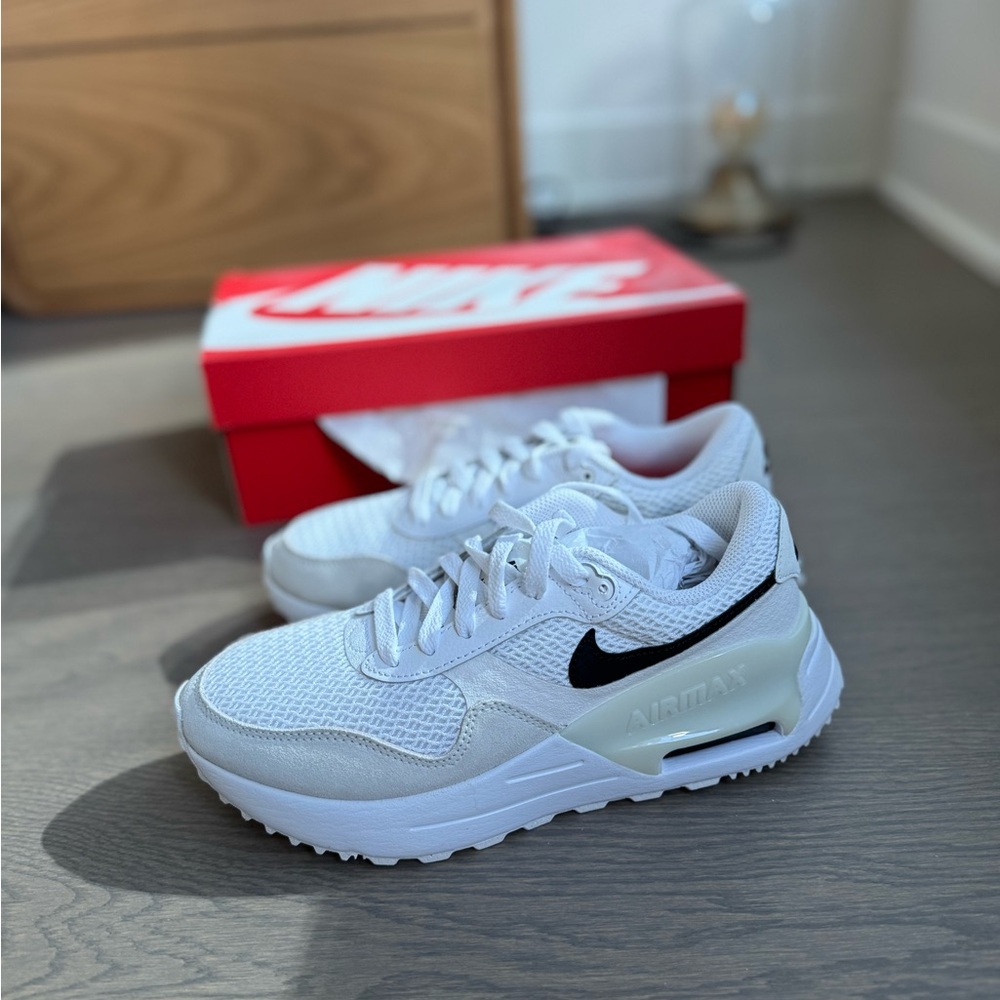 Nike Air Max SYSTM in White & Black
Women’s Size 7 Sneaker